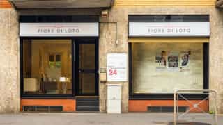 Vetrina fronte strada del Centro Estetico Fiore di Loto a Cologno Monzese (Milano)